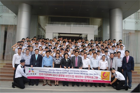 Lễ bế giảng và trao chứng nhận “ Kết thúc khóa đào tạo cho sinh viên trường đại học KIJEON, Hàn Quốc” tại trường Đại học Công nghiệp Hà Nội.
