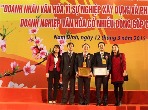 Đón nhận danh hiệu “Doanh nhân Văn hóa vì sự nghiệp xây dựng và phát triển đất nước – Doanh nghiệp Văn hóa có nhiều đóng góp cho xã hội”