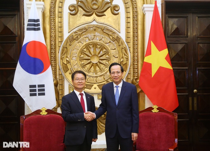 Bộ trưởng Đào Ngọc Dung chào đón Bộ trưởng Lee Jung Sik.