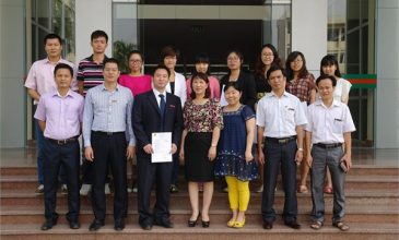 Bế giảng và trao chứng nhận cho 2 giáo viên và 8 nghiên cức sinh sang thăm và học tập tại trường Đại học Công nghiệp Hà Nội.