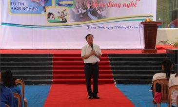 Giám đốc Bùi Kim Sơn nói chuyện với HSSV Quảng Bình trong Ngày hội tư vấn hướng nghiệp